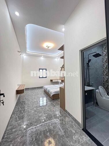 nhà hoàn công . sân ô tô. có 4 phòng ngủ . phòng thờ. gần thủ Đức.