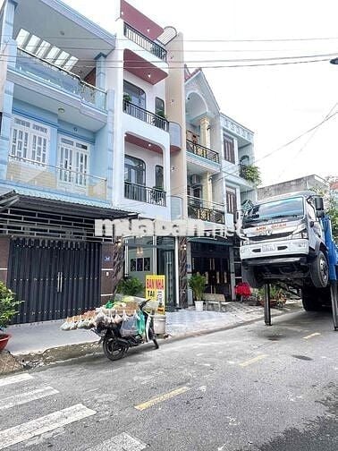 nhà hoàn công . sân ô tô. có 4 phòng ngủ . phòng thờ. gần thủ Đức.