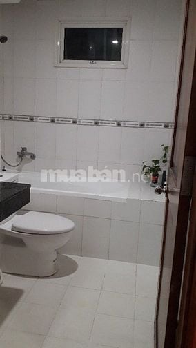 Căn hộ có 2 phòng ngủ, 2WC, thiết kế gỗ đơn giản, thoáng mát 