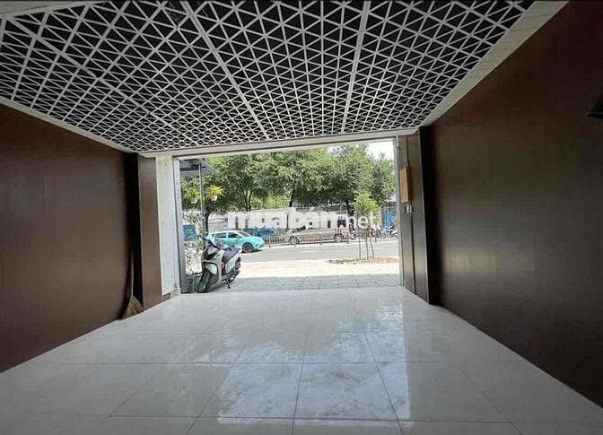 4T Mặt tiền 5m Sân Rộng 70m Lề 7m Gần Ngã tư đông trường , cty Vp, chợ