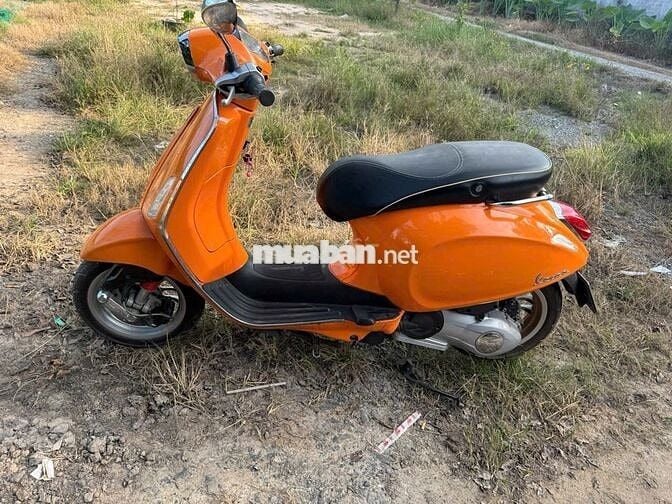 xe nhà đi cần bán vespa2015 gtdd chính chủ kí giấy