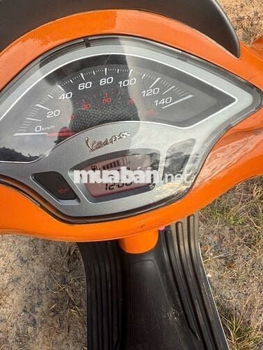 xe nhà đi cần bán vespa2015 gtdd chính chủ kí giấy