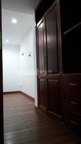 Căn hộ có 2 phòng ngủ, 2WC, thiết kế gỗ đơn giản, thoáng mát 