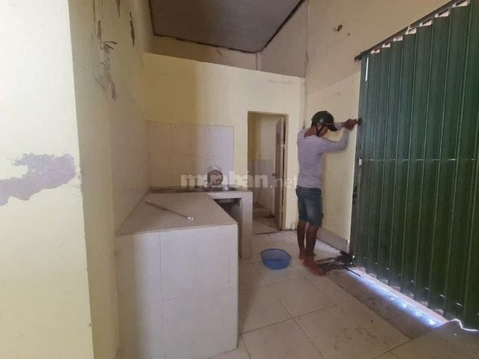 gấp !!! Cần bán lô đất tặng nhà c4 ở Bà điểm-Hóc Môn(70m2),giá 990tr