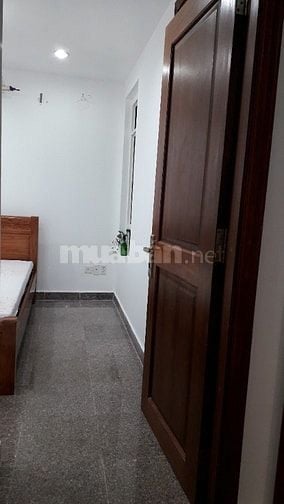Căn hộ có 2 phòng ngủ, 2WC, thiết kế gỗ đơn giản, thoáng mát 