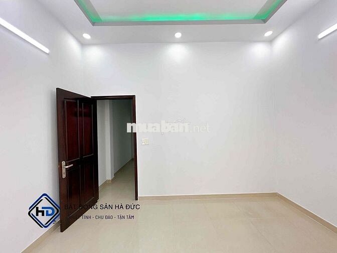 Nhà 2 lầu 4.2x13 hẻm xe hơi tặng nội thất cách Lê Văn Khương 100m