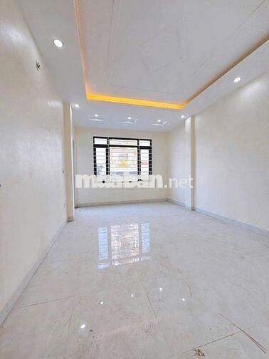 Nhà 5 tầng 40m,mới tinh ngay trung tâm Chợ Chúc Sơn – QL6 mở rộng 200m