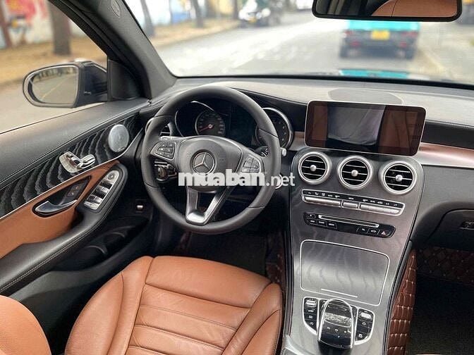 Mercedes Benz GLC Class 2018 300 4MATIC AT