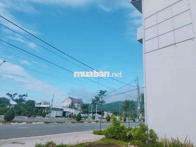 Bán GẤP đất VÒNG XOAY  PHƯỜNG LONG HƯƠNG, giá 250tr/ 1 mét ngang