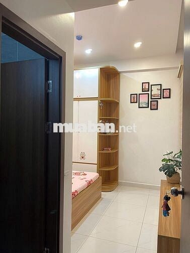 Em Phúc chuyên cho thuê Green river 2pn 2wc đầy đủ nội thất, kế Q5,10.