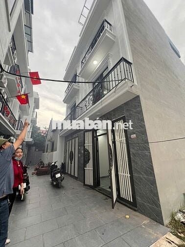 Nhà Đồng Mai ( trong đê), cách 1 nhà ra đường Ôto,DT35mX 5T giá 4ty35