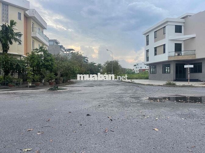 cần bán lô đất đường 21m hai mặt tiền