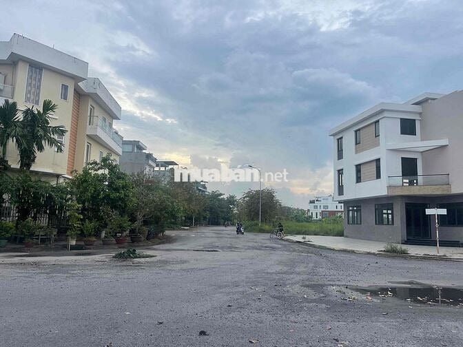 cần bán lô đất đường 21m hai mặt tiền