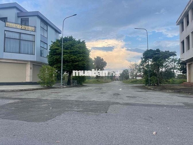 cần bán lô đất đường 21m hai mặt tiền