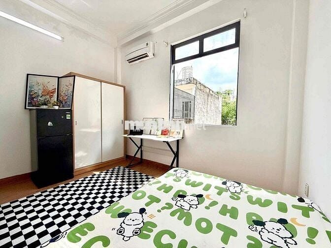 Trống lại siêu phẩm căn hộ dịch vụ cửa sổ trời đi bộ qua ĐH Văn Lang