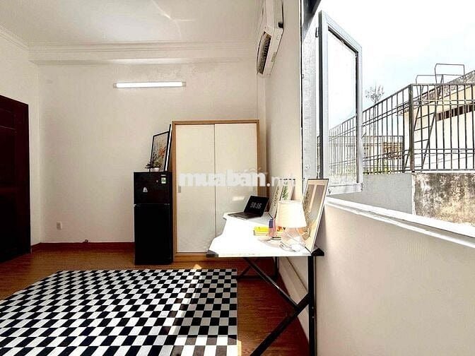 Trống lại siêu phẩm căn hộ dịch vụ cửa sổ trời đi bộ qua ĐH Văn Lang