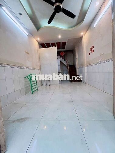 NHÀ HIẾM, CĂN GÓC 2 MT,3 TẦNG 3PN, HẺM RỘNG 4M -  P.XÓM CHIẾU Q4