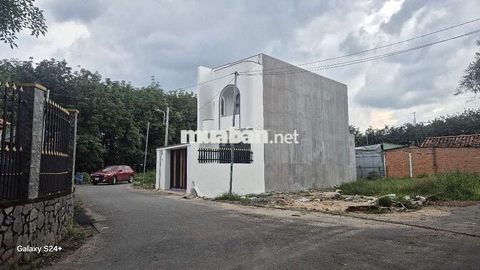 Cần bán lô góc 2 mặt tiền phường hòa lợi .tp hcm