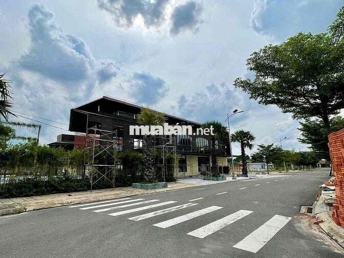 85m2 trục chính đối diện công viên hồ bơi, kế đại học Việt Đức 800tr