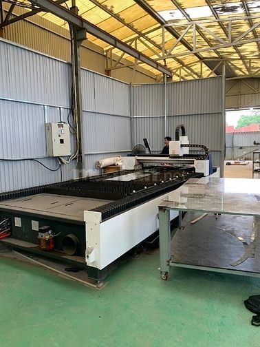 TUYỂN THỢ/PHỤ MÁY CHẤN, CẮT LASER VÀ THỢ/PHỤ/HỌC VIỆC GÒ NUÔI ĂN Ở