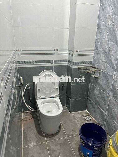 Nhà MTKD Thạch Lam. DT:4m X 18m. kết cấu nhà cấp 4 mới sạch sẽ 1WC