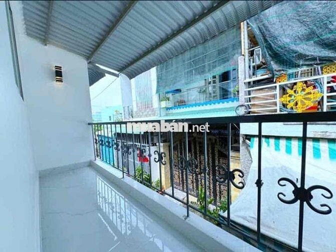 Còn sót 1 căn 890triệu xe hơi vô tận cửa 4x8 cách chợ hưng long 500m