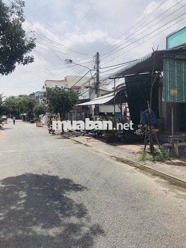 Cần bán gấp căn nhà ở 1/ Đ. Tân Xuân 6 , Hóc Môn 81m2 SHR giá 975tr