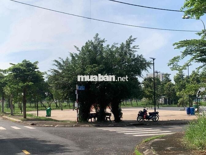 Bán nền đất 120m2 ,ngang 6 dài 20 ngay công viên Sài Gòn Village