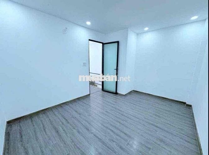 Còn sót 1 căn 890triệu xe hơi vô tận cửa 4x8 cách chợ hưng long 500m