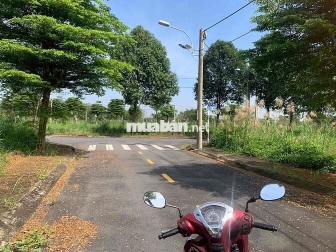 Bán nền đất 120m2 ,ngang 6 dài 20 ngay công viên Sài Gòn Village