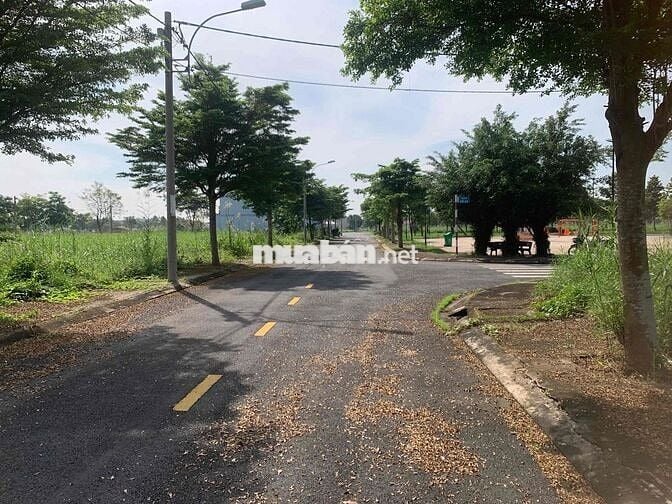 Bán nền đất 120m2 ,ngang 6 dài 20 ngay công viên Sài Gòn Village