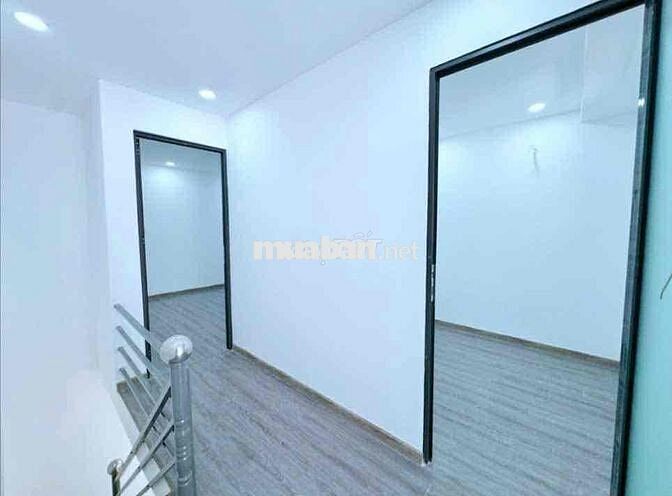 Còn sót 1 căn 890triệu xe hơi vô tận cửa 4x8 cách chợ hưng long 500m