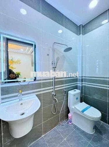 Còn sót 1 căn 890triệu xe hơi vô tận cửa 4x8 cách chợ hưng long 500m