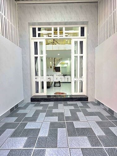 Nhà có sổ hồng hẻm xe hơi hai lòng. Cần bán