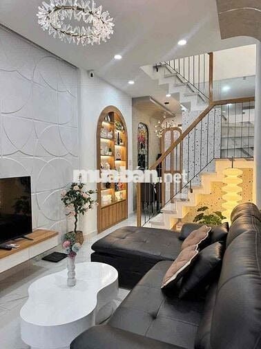 Nhà 1 trệt 1 lầu mới tinh, 2 phòng ngủ. HẺM 3M ngay chung cư dreamhome