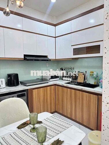 Nhà 1 trệt 1 lầu mới tinh, 2 phòng ngủ. HẺM 3M ngay chung cư dreamhome