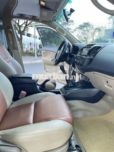 Toyota Fortuner 2016 máy dầu số sàn, màu bạc