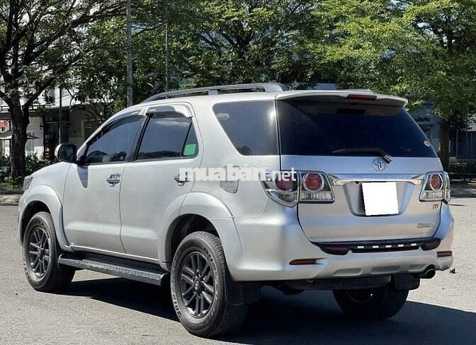 Toyota Fortuner 2016 máy dầu số sàn, màu bạc