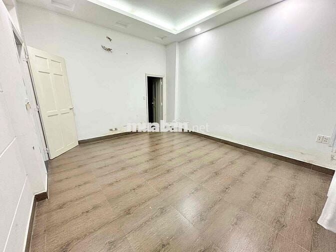 SÂN SIÊU RỘNG ĐẬU ĐƯỢC 3 CHIẾC Ô TÔ 8x15M SẴN 2PN KÍN 1 HỞ Ở + KHO