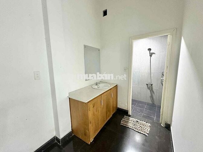 SÂN SIÊU RỘNG ĐẬU ĐƯỢC 3 CHIẾC Ô TÔ 8x15M SẴN 2PN KÍN 1 HỞ Ở + KHO