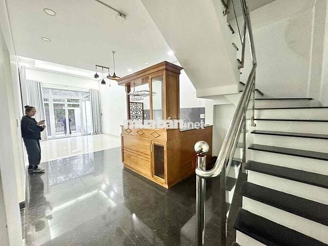 SÂN SIÊU RỘNG ĐẬU ĐƯỢC 3 CHIẾC Ô TÔ 8x15M SẴN 2PN KÍN 1 HỞ Ở + KHO