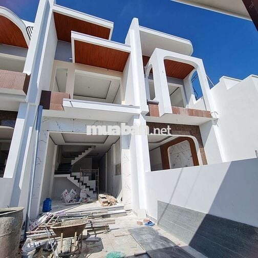 CẦN BÁN NHÀ ĐANG HOÀN THIỆN NGAY PHÍA SAU NHÀ THỜ TÂN TRIỀU .