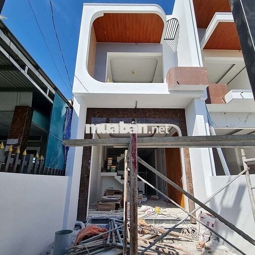 CẦN BÁN NHÀ ĐANG HOÀN THIỆN NGAY PHÍA SAU NHÀ THỜ TÂN TRIỀU .