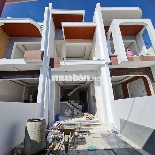 CẦN BÁN NHÀ ĐANG HOÀN THIỆN NGAY PHÍA SAU NHÀ THỜ TÂN TRIỀU .