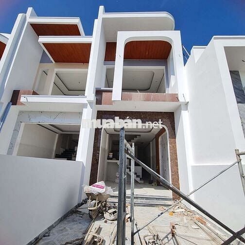 CẦN BÁN NHÀ ĐANG HOÀN THIỆN NGAY PHÍA SAU NHÀ THỜ TÂN TRIỀU .