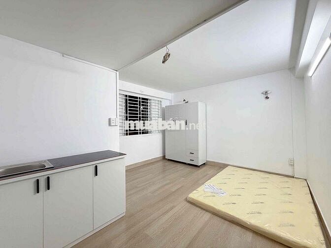 Studio cửa sổ lớn full nội thất ngay mặt đường ng tri phương