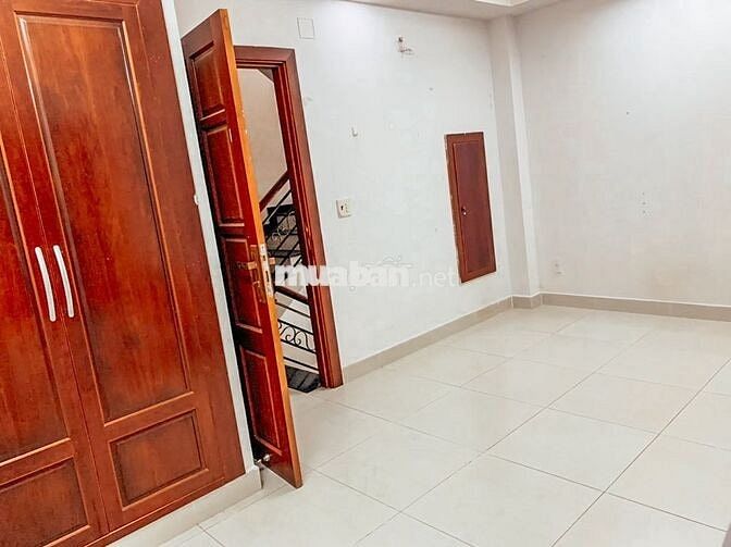 Phòng rộng, cửa sổ lớn - Gần chợ Thạch Đà