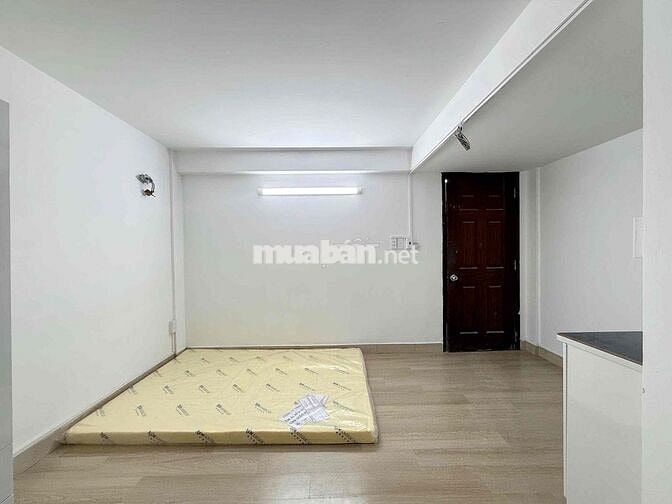 Studio cửa sổ lớn full nội thất ngay mặt đường ng tri phương