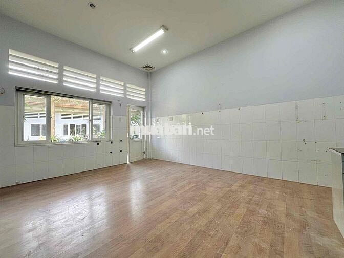 PHÒNG  THOÁNG, SÂN RỘNG, NHÀ VỆ SINH TO LINH TRUNG-GẦN NGÃ TƯ THỦ ĐỨC