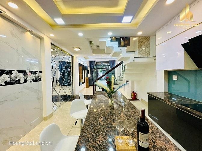 Mặt tiền VIP ngay Dương Quảng Hàm đối diện Tòa Án xây mới 5 tầng 4x15